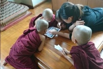 志工同學指導小沙彌使用平板闖關